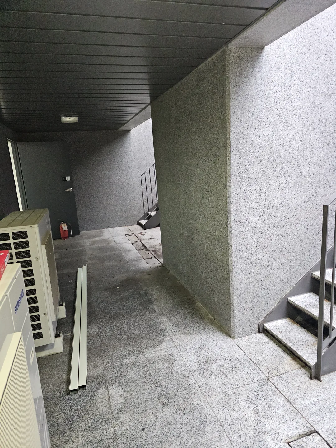 가벽 철거 — 기존 가벽 해체 후 재시공